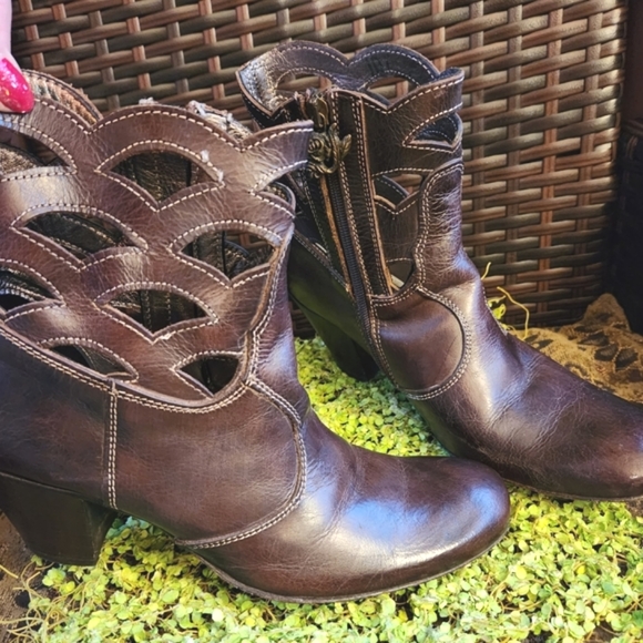 SIREN Mark Nason Chocolate Brown Ankle Cutouts 3"  Leather Luxury Heels Boots 8 - Picture 12 of 15